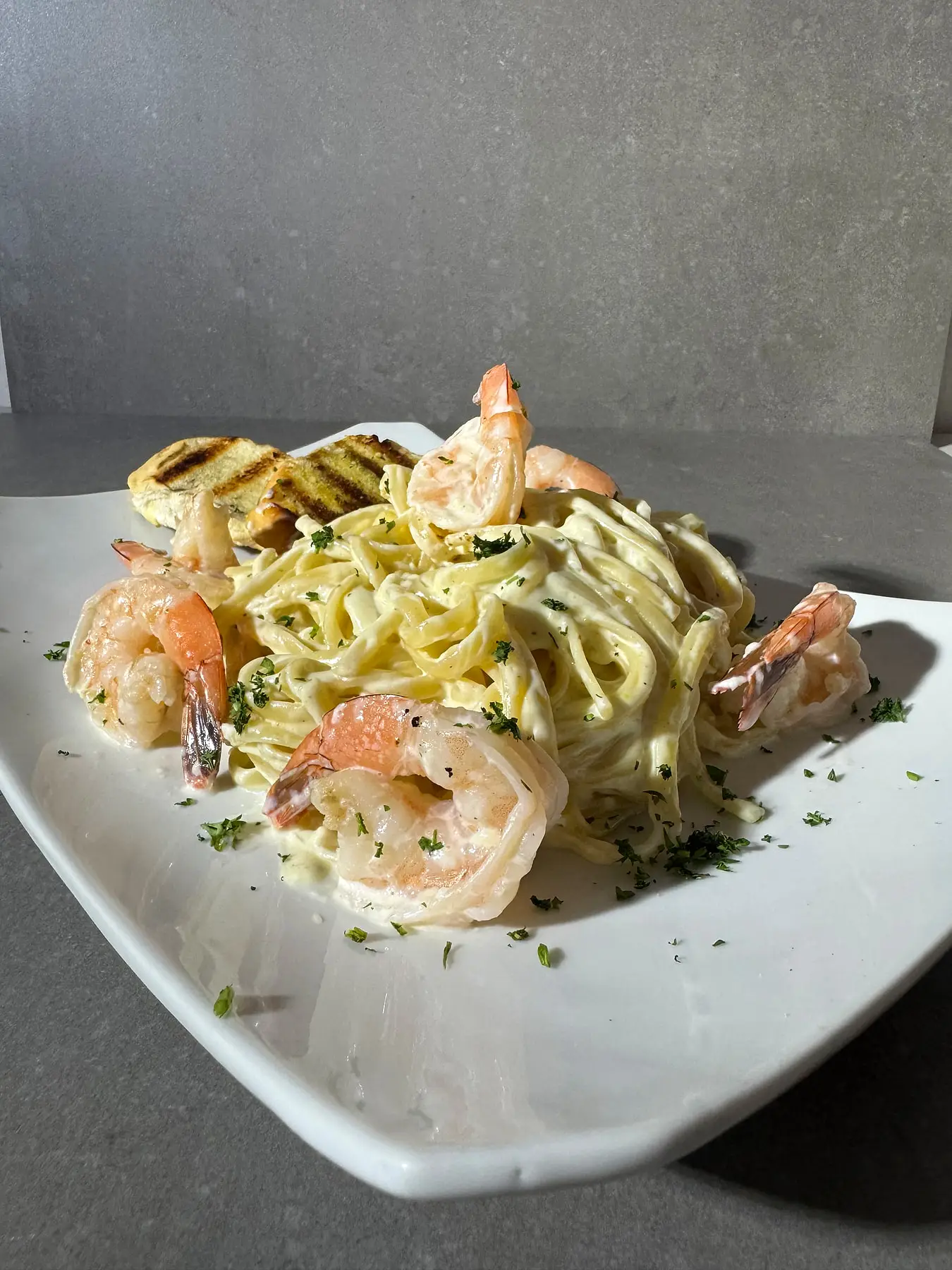 Fettuccine with grilled shrimp served at Mi Dushi Casibari